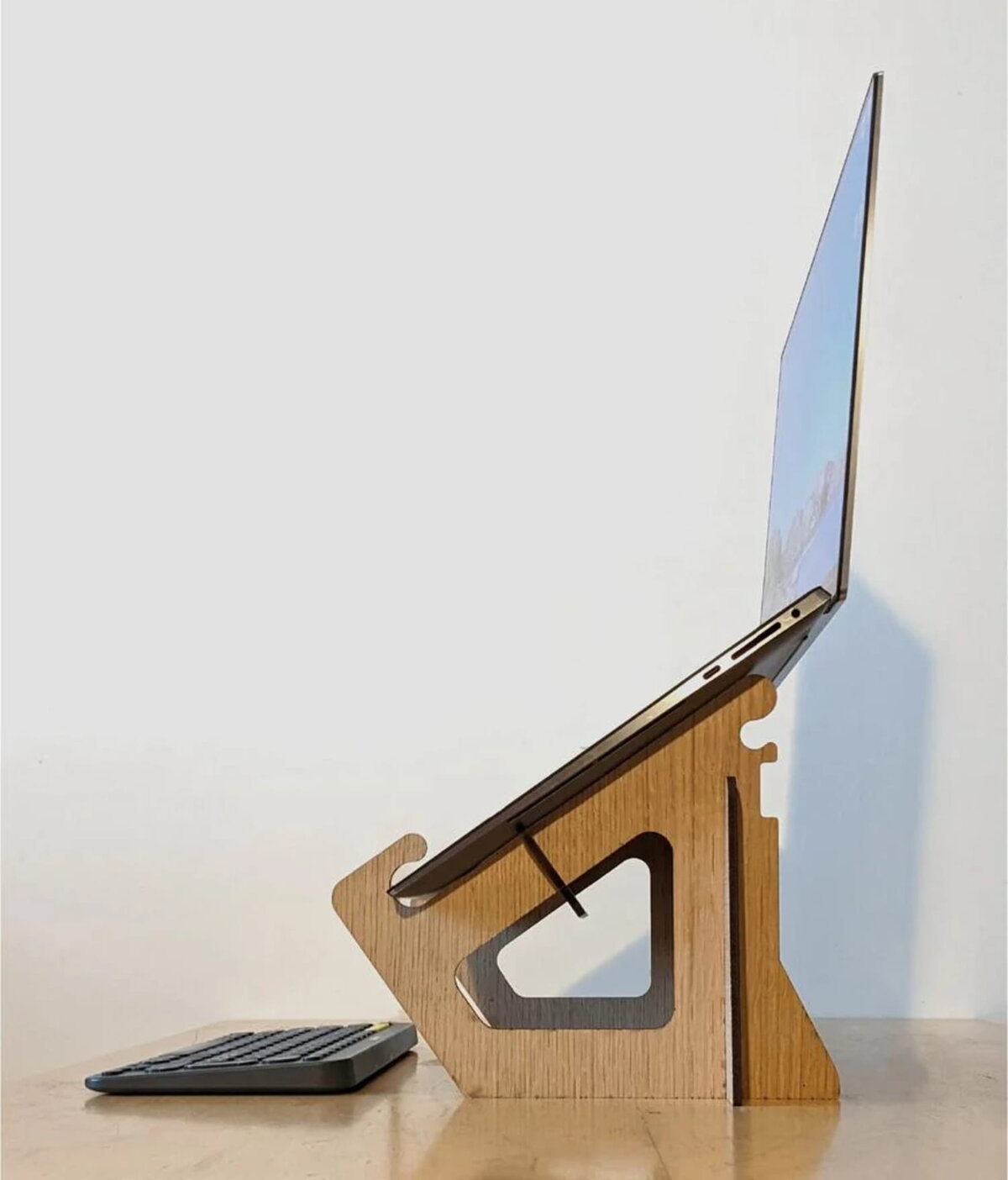 Intra απο ξύλο plywood 3mm-4mm πάχος - Εργονομική βάση φορητού υπολογιστή Δίασταση 30x30 cm Intraeaxys-e1gk0exo