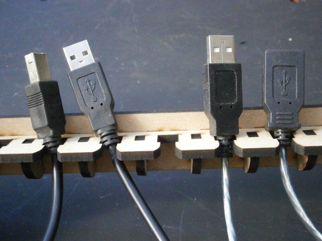 Intra απο ξύλο plywood 3mm-4mm πάχος - Κρεμάστρα καλωδίων USB Δίασταση 30x30 cm Intraeaxys-zo98mzw1