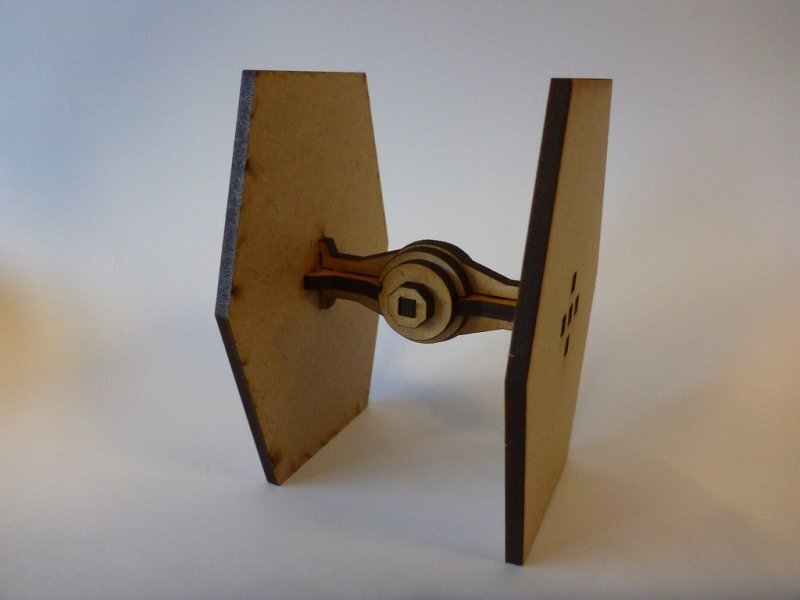 Intra απο ξύλο plywood 3mm-4mm πάχος - Star Wars Mini TIE Fighter Δίασταση 30x30 cm Intraeaxys-ro6dqk67