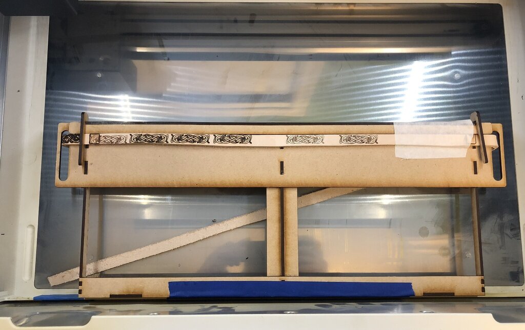 Intra απο ξύλο plywood 3mm-4mm πάχος - Δερμάτινο λουράκι Δίασταση 30x30 cm Intraeaxys-ro6ygm27