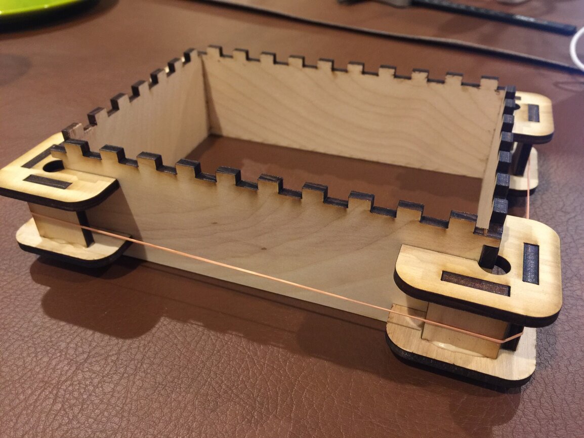 Intra απο ξύλο plywood 3mm-4mm πάχος - Κουτί κόλλας με καρτέλες Δίασταση 30x30 cm Intraeaxys-qomm06ro