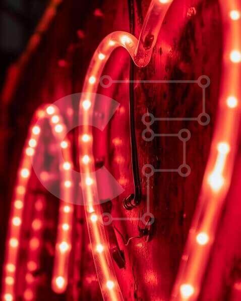 Intra Συλλεκτικό Ξύλινο Παζλ Plywood  4mm - Κόκκινα φώτα καρδιάς νέον σε ρουστίκ φόντο Σε Ξύλινο Κουτί - Διαστάσεις Puzzle: 10x10 cm – 25 κομμάτια