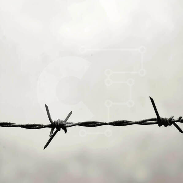 Intra Συλλεκτικό Ξύλινο Παζλ Plywood  4mm - Φράχτη από συρματοπλέγματα σε μια ομιχλώδη ατμόσφαιρα Σε Ξύλινο Κουτί - Διαστάσεις Puzzle: 10x10 cm – 25 κομμάτια