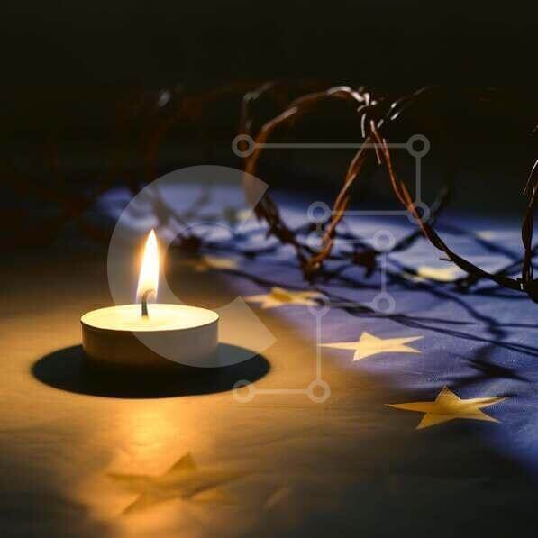 Intra Συλλεκτικό Ξύλινο Παζλ Plywood  4mm - Το φως των κεριών στην αντανάκλαση της ελπίδας Σε Ξύλινο Κουτί - Διαστάσεις Puzzle: 10x10 cm – 25 κομμάτια