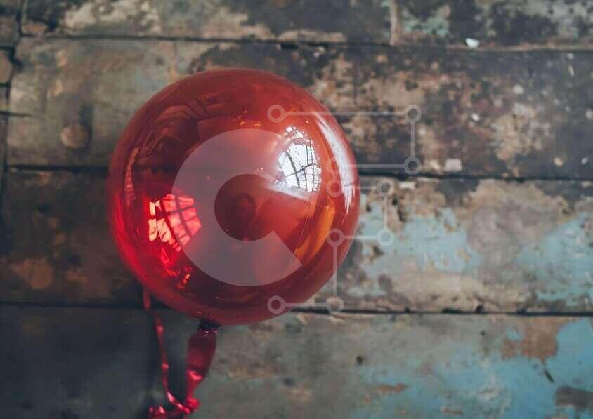 Intra Συλλεκτικό Ξύλινο Παζλ Plywood  4mm - Κόκκινο μπαλόνι στο ξύλινο πάτωμα Σε Ξύλινο Κουτί - Διαστάσεις Puzzle: 10x10 cm – 25 κομμάτια