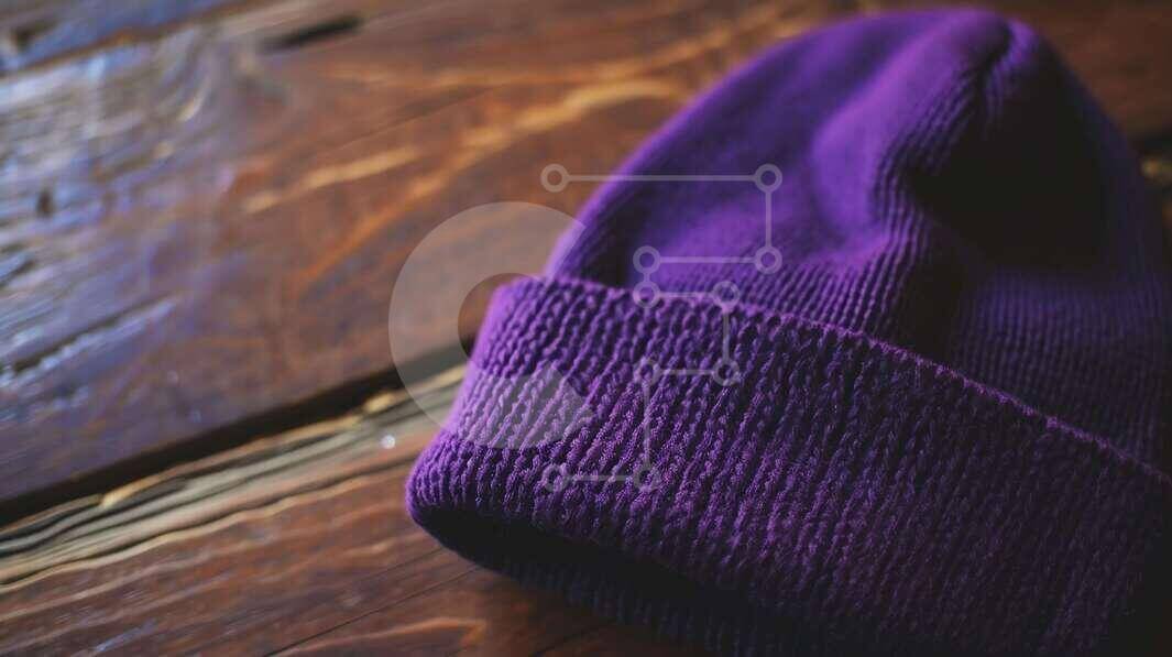 Σετ των 2 Intra Συλλεκτικό Ξύλινο Παζλ Plywood  4mm - Μωβ καπέλο Beanie σε ξύλινη επιφάνεια Σε Ξύλινο Κουτί - Διαστάσεις: 10x10 cm – 25 κομμάτια