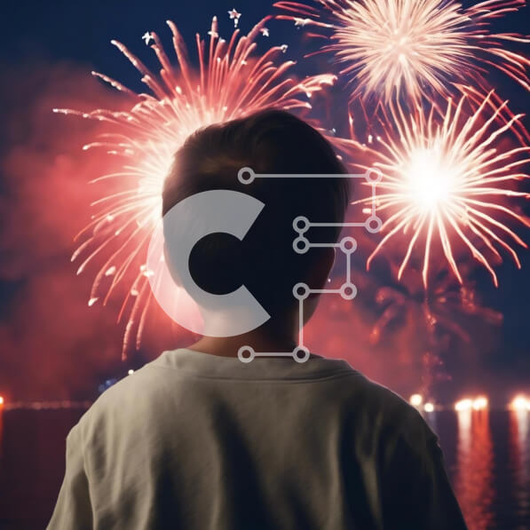 Intra Συλλεκτικό Ξύλινο Παζλ Plywood  4mm - Νεαρό αγόρι που απολαμβάνει πυροτεχνήματα δίπλα στο νερό Σε Ξύλινο Κουτί - Διαστάσεις: 10x10 cm – 25 κομμάτια