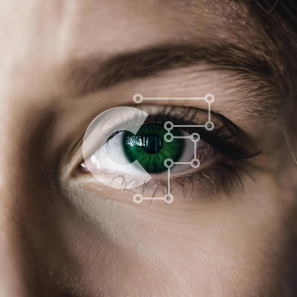 Σετ των 2 Intra Συλλεκτικό Ξύλινο Παζλ Plywood  4mm - Κοντινό πλάνο του πράσινου ματιού μιας γυναίκας με τους μαύρους κύκλους Σε Ξύλινο Κουτί - Διαστάσεις: 10x10 cm – 25 κομμάτια