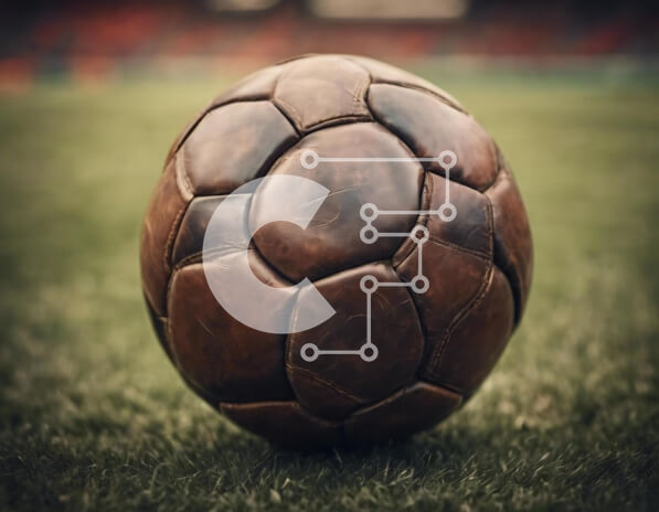 Intra Συλλεκτικό Ξύλινο Παζλ Plywood  4mm - Μπάλα ποδοσφαίρου στο γρασίδι μπροστά από το άδειο στάδιο Σε Ξύλινο Κουτί - Διαστάσεις Puzzle: 10x10 cm – 25 κομμάτια