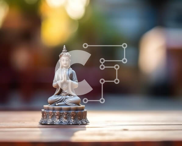 Intra Συλλεκτικό Ξύλινο Παζλ Plywood  4mm - Ασημένιο άγαλμα του Βούδα σε ξύλινο τραπέζι με θολό φόντο Σε Ξύλινο Κουτί - Διαστάσεις Puzzle: 10x10 cm – 25 κομμάτια