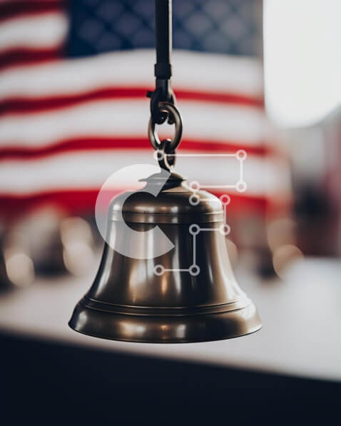 Intra Συλλεκτικό Ξύλινο Παζλ Plywood  4mm - Κουδούνι και αμερικανική σημαία σε μια ειδική περίσταση Σε Ξύλινο Κουτί - Διαστάσεις: 10x10 cm – 25 κομμάτια