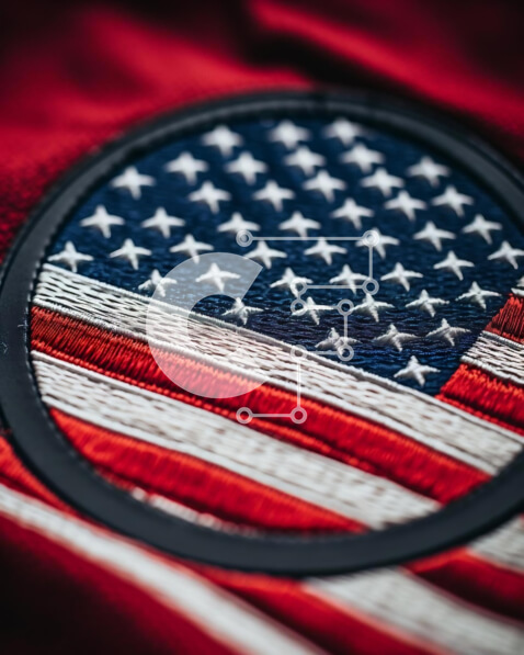 Intra Συλλεκτικό Ξύλινο Παζλ Plywood  4mm - Κοντινό πλάνο της αμερικανικής σημαίας κεντημένη σε κόκκινο πουκάμισο Σε Ξύλινο Κουτί - Διαστάσεις Puzzle: 10x10 cm – 25 κομμάτια