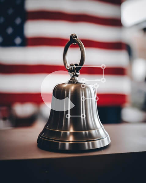 Intra Συλλεκτικό Ξύλινο Παζλ Plywood  4mm - Ασημένιο κουδούνι με αμερικανική σημαία στο τραπέζι Σε Ξύλινο Κουτί - Διαστάσεις: 10x10 cm – 25 κομμάτια