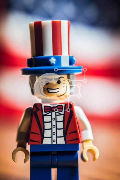 Intra Συλλεκτικό Ξύλινο Παζλ Plywood  4mm - Πατριωτική φιγούρα Lego με φόντο αμερικανική σημαία Σε Ξύλινο Κουτί - Διαστάσεις: 10x10 cm – 25 κομμάτια