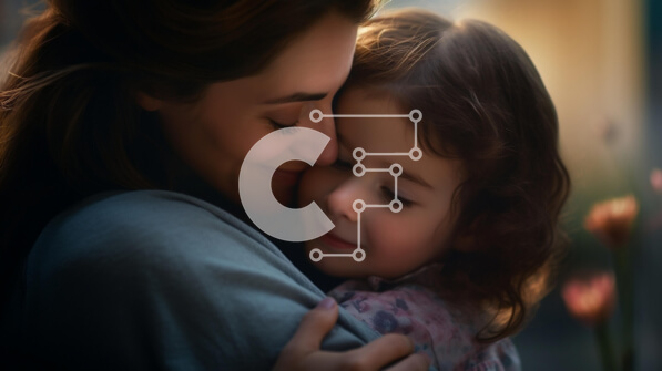 Intra Συλλεκτικό Ξύλινο Παζλ Plywood  4mm - Μητέρα που αγκαλιάζει τη χαμογελαστή κόρη με τα λουλούδια Σε Ξύλινο Κουτί - Διαστάσεις Puzzle: 10x10 cm – 25 κομμάτια