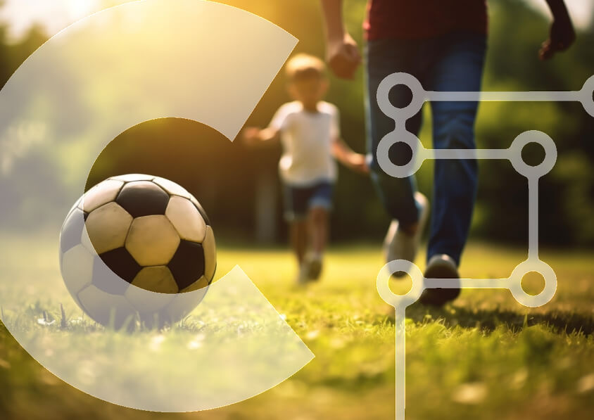 Intra Συλλεκτικό Ξύλινο Παζλ Plywood  4mm - Πατέρας και γιος παίζουν ποδόσφαιρο σε ένα χορτάρι Σε Ξύλινο Κουτί - Διαστάσεις Puzzle: 10x10 cm – 25 κομμάτια