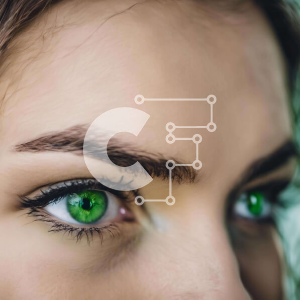 Σετ των 2 Intra Συλλεκτικό Ξύλινο Παζλ Plywood  4mm - Κοντινό πλάνο μιας γυναίκας με φωτεινά πράσινα μάτια Σε Ξύλινο Κουτί - Διαστάσεις: 10x10 cm – 25 κομμάτια