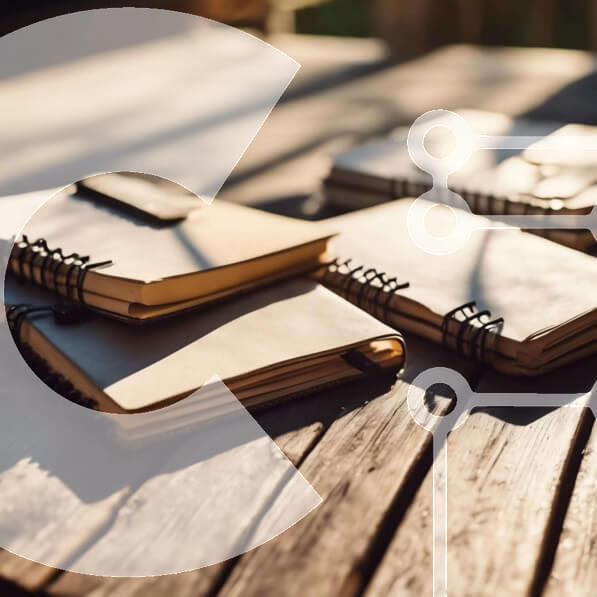 Intra Συλλεκτικό Ξύλινο Παζλ Plywood  4mm - Στοιβαγμένα ανοιχτά σημειωματάρια σε ξύλινο τραπέζι με φως του ήλιου Σε Ξύλινο Κουτί - Διαστάσεις Puzzle: 10x10 cm – 25 κομμάτια