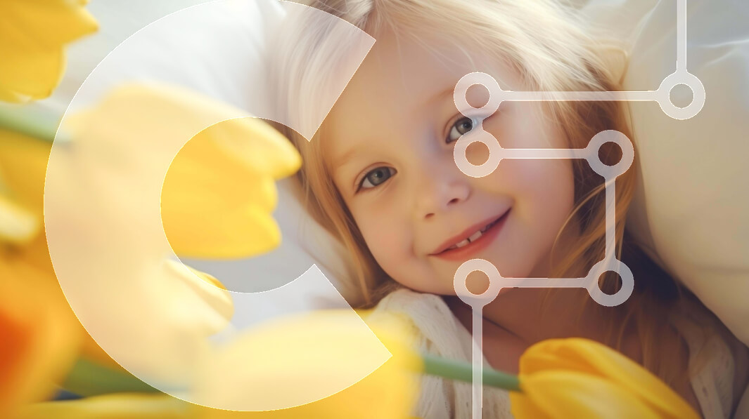 Intra Συλλεκτικό Ξύλινο Παζλ Plywood  4mm - Χαμογελαστό κορίτσι που περιβάλλεται από κίτρινες τουλίπες στο κρεβάτι Σε Ξύλινο Κουτί - Διαστάσεις Puzzle: 10x10 cm – 25 κομμάτια