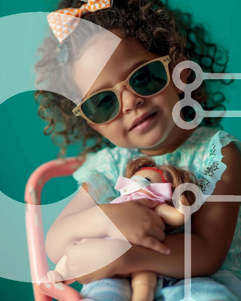 Intra Συλλεκτικό Ξύλινο Παζλ Plywood  4mm - Νεαρό κορίτσι με γυαλιά ηλίου και κούκλα Σε Ξύλινο Κουτί - Διαστάσεις Puzzle: 10x10 cm – 25 κομμάτια