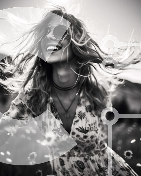 Intra Συλλεκτικό Ξύλινο Παζλ Plywood  4mm - Γυναίκα σε ανοιχτό πεδίο με ρέοντα μαλλιά και γυαλιά ηλίου Σε Ξύλινο Κουτί - Διαστάσεις Puzzle: 10x10 cm – 25 κομμάτια