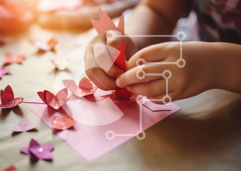 Intra Συλλεκτικό Ξύλινο Παζλ Plywood  4mm - Παιδί που φτιάχνει χάρτινες πεταλούδες Σε Ξύλινο Κουτί - Διαστάσεις Puzzle: 10x10 cm – 25 κομμάτια