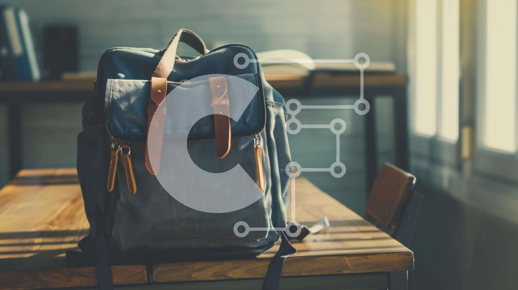 Intra Συλλεκτικό Ξύλινο Παζλ Plywood  4mm - Σακίδιο πλάτης και βιβλία σε ξύλινο τραπέζι Σε Ξύλινο Κουτί - Διαστάσεις: 10x10 cm – 25 κομμάτια