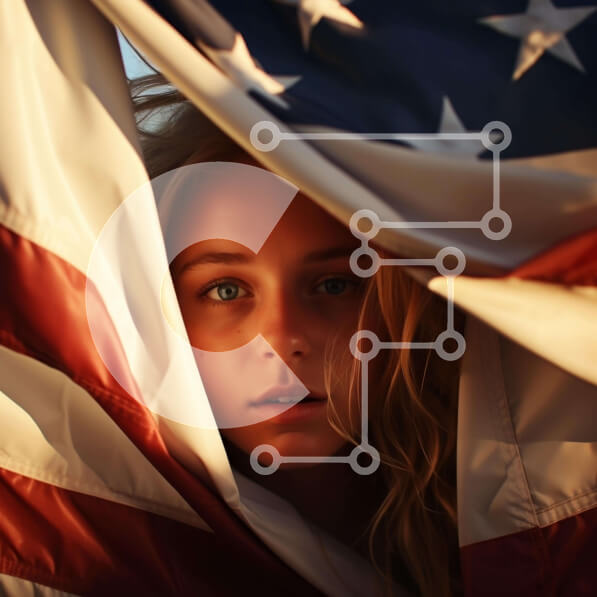 Intra Συλλεκτικό Ξύλινο Παζλ Plywood  4mm - Νεαρή γυναίκα που κρυφοκοιτάζει πίσω από την αμερικανική σημαία Σε Ξύλινο Κουτί - Διαστάσεις Puzzle: 10x10 cm – 25 κομμάτια