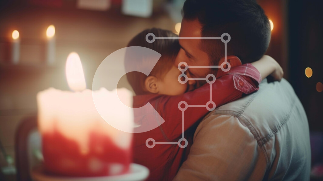 Intra Συλλεκτικό Ξύλινο Παζλ Plywood  4mm - Πατέρας και γιος αγκαλιάζονται δίπλα στο τζάκι Σε Ξύλινο Κουτί - Διαστάσεις Puzzle: 10x10 cm – 25 κομμάτια