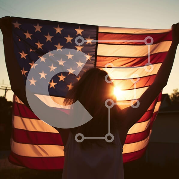 Intra Συλλεκτικό Ξύλινο Παζλ Plywood  4mm - Γυναίκα που γιορτάζει την 4η Ιουλίου με την αμερικανική σημαία Σε Ξύλινο Κουτί - Διαστάσεις: 10x10 cm – 25 κομμάτια