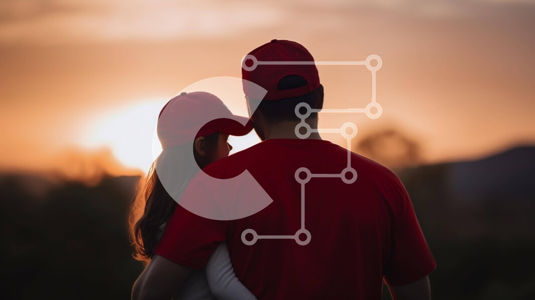 Intra Συλλεκτικό Ξύλινο Παζλ Plywood  4mm - Ζευγάρι που αγκαλιάζεται στο ηλιοβασίλεμα με κόκκινα καπέλα του μπέιζμπολ Σε Ξύλινο Κουτί - Διαστάσεις Puzzle: 10x10 cm – 25 κομμάτια