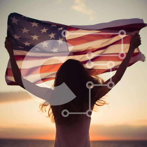 Intra Συλλεκτικό Ξύλινο Παζλ Plywood  4mm - Γυναίκα που γιορτάζει την 4η Ιουλίου με την αμερικανική σημαία στο ηλιοβασίλεμα Σε Ξύλινο Κουτί - Διαστάσεις: 10x10 cm – 25 κομμάτια