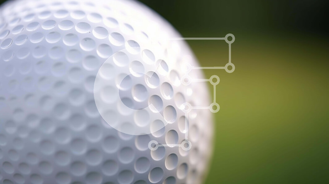 Intra Συλλεκτικό Ξύλινο Παζλ Plywood  4mm - Κοντινό πλάνο της λευκής μπάλας του γκολφ με τις μικρές κουκκίδες στο πράσινο γρασίδι Σε Ξύλινο Κουτί - Διαστάσεις Puzzle: 10x10 cm – 25 κομμάτια