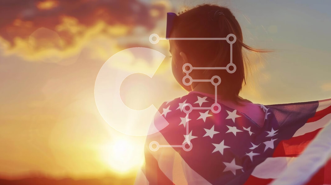 Intra Συλλεκτικό Ξύλινο Παζλ Plywood  4mm - Νεαρό κορίτσι με την αμερικανική σημαία στο ηλιοβασίλεμα Σε Ξύλινο Κουτί - Διαστάσεις Puzzle: 10x10 cm – 25 κομμάτια