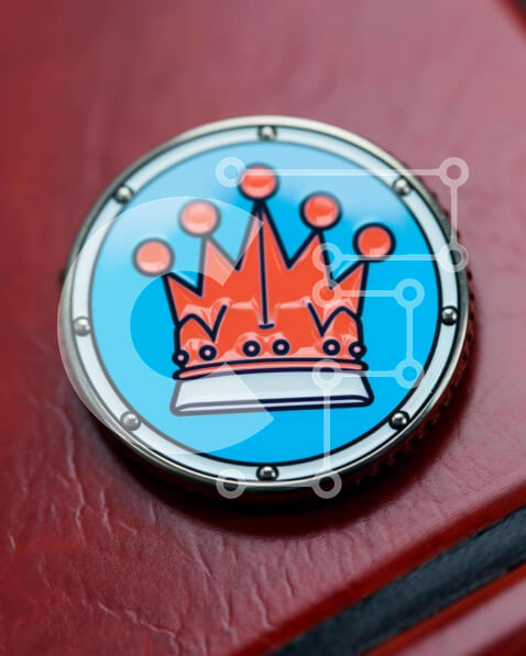 Intra Συλλεκτικό Ξύλινο Παζλ Plywood  4mm - Κέρμα σε σχήμα κορώνας σε κόκκινο δερμάτινο κάλυμμα Σε Ξύλινο Κουτί - Διαστάσεις: 10x10 cm – 25 κομμάτια