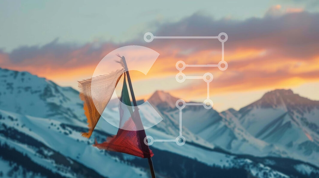 Intra Συλλεκτικό Ξύλινο Παζλ Plywood  4mm - Πολύχρωμη σημαία μπροστά από τα χιονισμένα βουνά στο ηλιοβασίλεμα Σε Ξύλινο Κουτί - Διαστάσεις: 10x10 cm – 25 κομμάτια