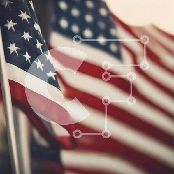 Intra Συλλεκτικό Ξύλινο Παζλ Plywood  4mm - Κοντινό πλάνο αμερικανικών σημαιών που κυματίζουν στον άνεμο Σε Ξύλινο Κουτί - Διαστάσεις Puzzle: 10x10 cm – 25 κομμάτια