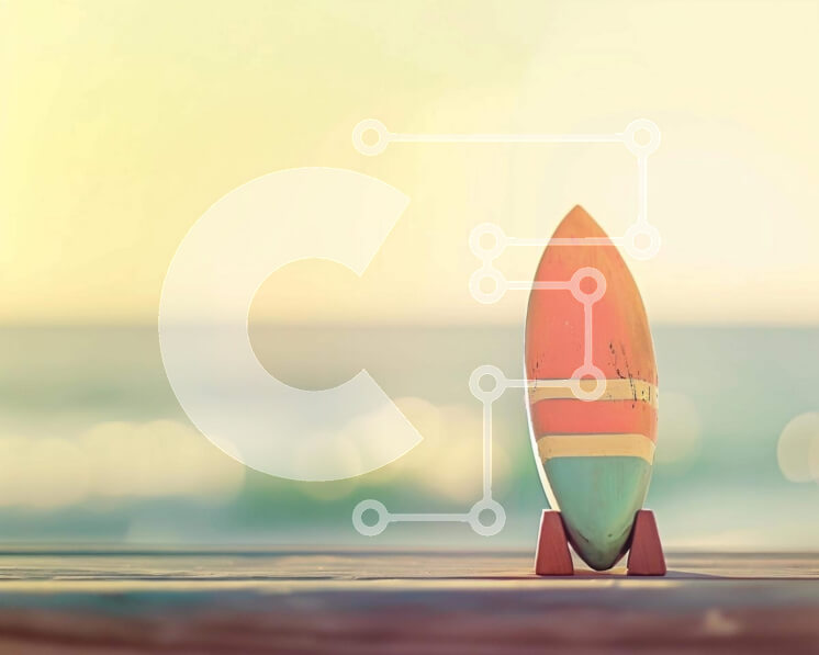 Intra Συλλεκτικό Ξύλινο Παζλ Plywood  4mm - Πολύχρωμη σανίδα του σερφ σε υπαίθριο τραπέζι με φόντο του ωκεανού Σε Ξύλινο Κουτί - Διαστάσεις Puzzle: 10x10 cm – 25 κομμάτια