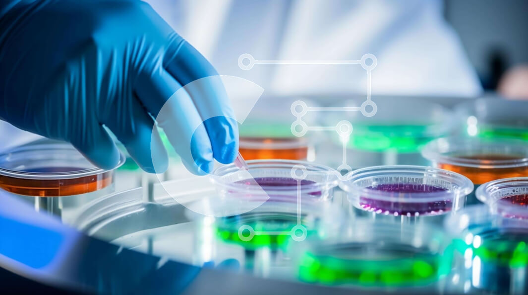 Intra Συλλεκτικό Ξύλινο Παζλ Plywood  4mm - Επιστήμονας που κρατά δοκιμαστικούς σωλήνες με πολύχρωμα υγρά Σε Ξύλινο Κουτί - Διαστάσεις Puzzle: 10x10 cm – 25 κομμάτια