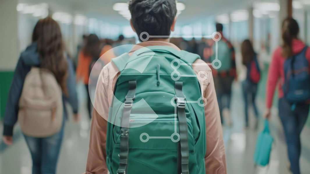 Intra Συλλεκτικό Ξύλινο Παζλ Plywood  4mm - Φοιτητές που περπατούν στο διάδρομο με τα σακίδια Σε Ξύλινο Κουτί - Διαστάσεις Puzzle: 10x10 cm – 25 κομμάτια