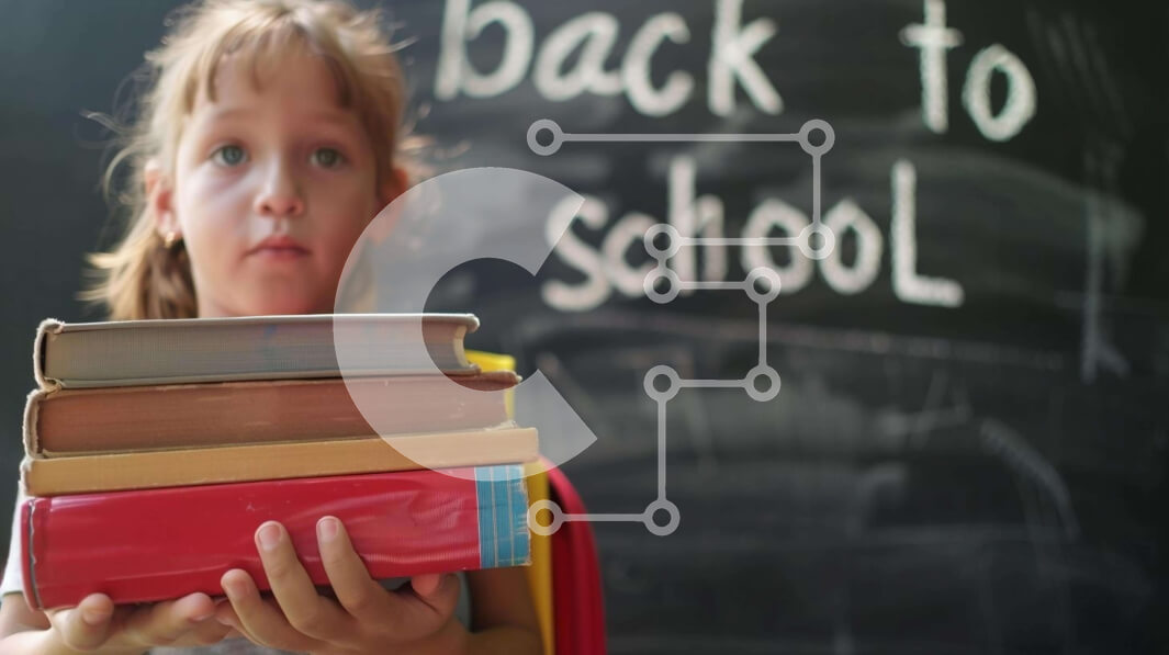 Intra Συλλεκτικό Ξύλινο Παζλ Plywood  4mm - Νεαρό κορίτσι με βιβλία στον πίνακα κιμωλίας Back-to-School Σε Ξύλινο Κουτί - Διαστάσεις Puzzle: 10x10 cm – 25 κομμάτια