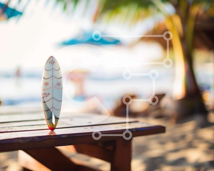 Intra Συλλεκτικό Ξύλινο Παζλ Plywood  4mm - Λευκή σανίδα του σερφ σε υπαίθριο τραπέζι κοντά στην παραλία Σε Ξύλινο Κουτί - Διαστάσεις Puzzle: 10x10 cm – 25 κομμάτια