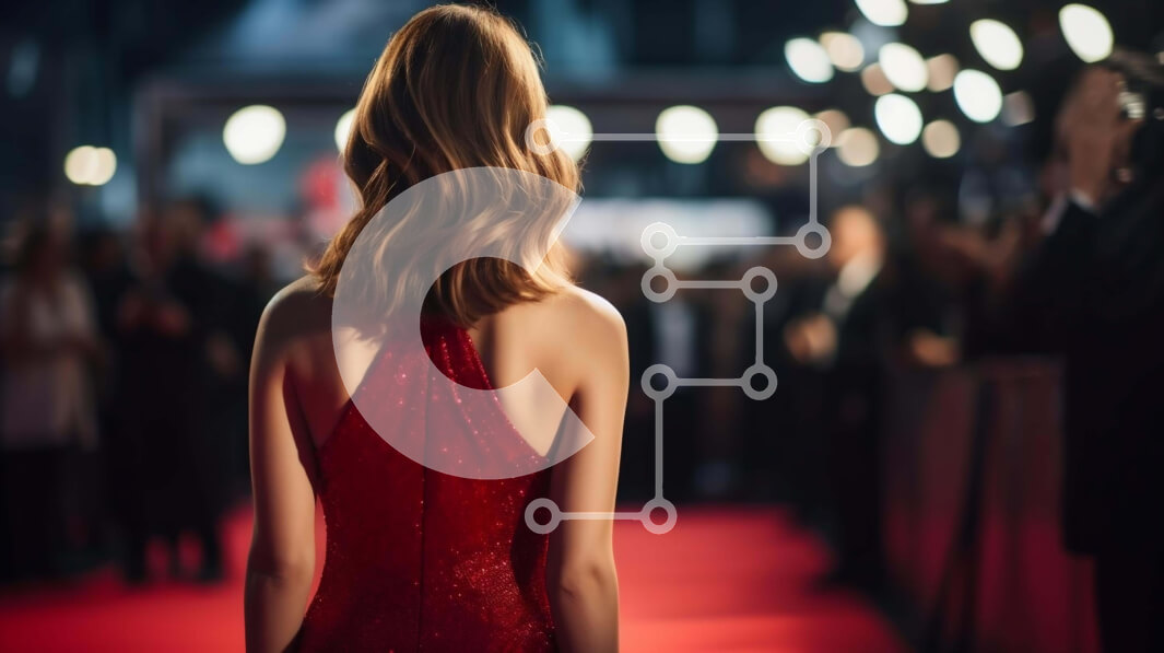 Intra Συλλεκτικό Ξύλινο Παζλ Plywood  4mm - Γυναίκα με κόκκινο φόρεμα που περπατά στο κόκκινο χαλί Σε Ξύλινο Κουτί - Διαστάσεις Puzzle: 10x10 cm – 25 κομμάτια