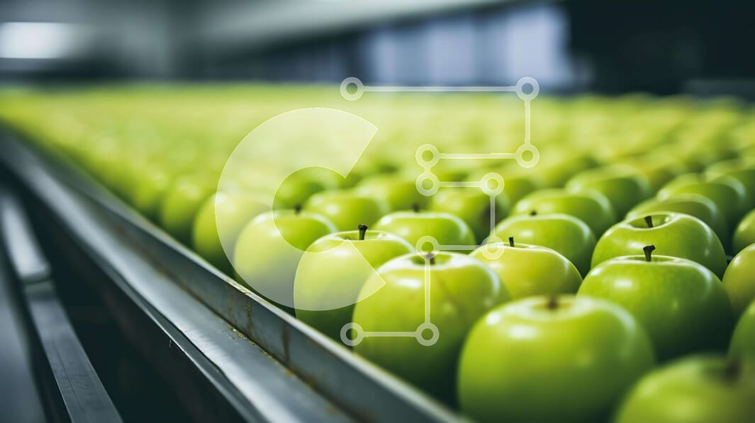 Intra Συλλεκτικό Ξύλινο Παζλ Plywood  4mm - Φρεσκοκομμένα πράσινα μήλα σε μεταφορική ζώνη με φόντο οπωρώνα Σε Ξύλινο Κουτί - Διαστάσεις: 10x10 cm – 25 κομμάτια