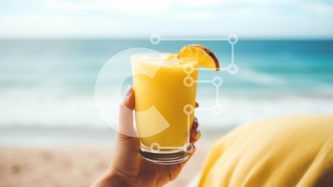 Intra Συλλεκτικό Ξύλινο Παζλ Plywood  4mm - Σκηνή στην παραλία: Άτομο με ποτό πορτοκαλιού και θέα στον ωκεανό Σε Ξύλινο Κουτί - Διαστάσεις: 10x10 cm – 25 κομμάτια