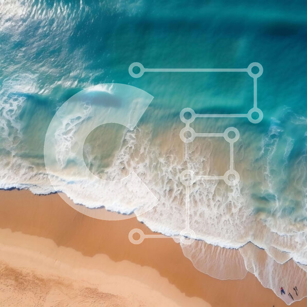 Intra Συλλεκτικό Ξύλινο Παζλ Plywood  4mm - Αεροφωτογραφία της παραλίας με τα κύματα που σπάνε και τους ανθρώπους που απολαμβάνουν τα θαλάσσια σπορ Σε Ξύλινο Κουτί - Διαστάσεις: 10x10 cm – 25 κομμάτια