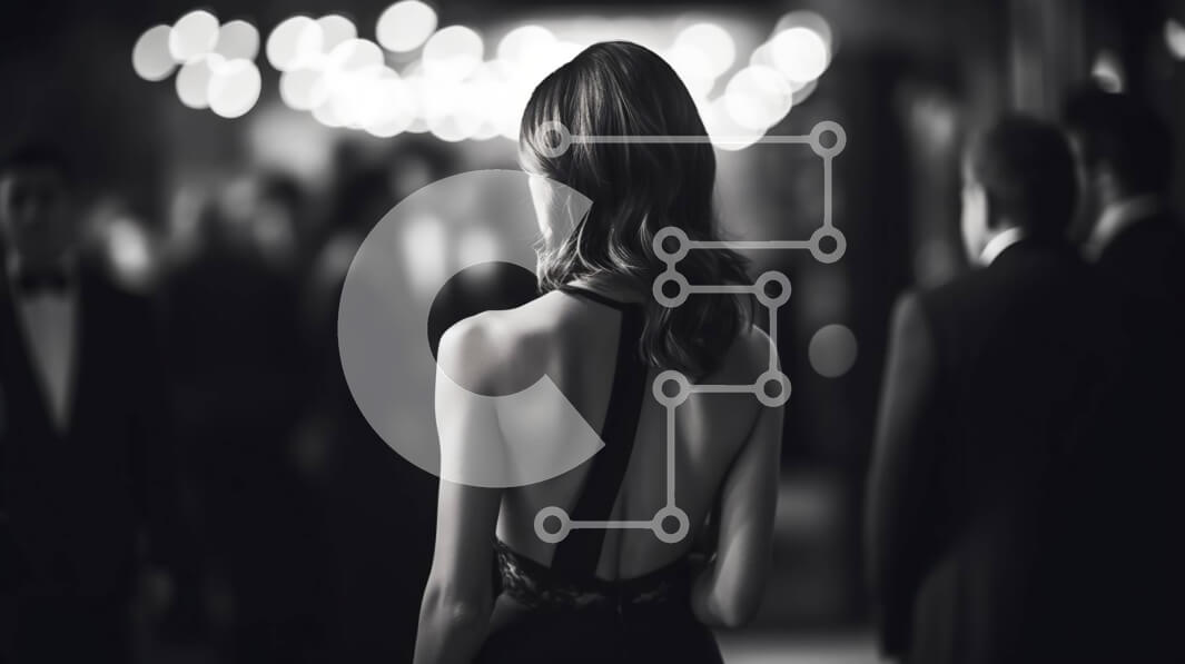 Intra Συλλεκτικό Ξύλινο Παζλ Plywood  4mm - Γυναίκα που περπατά σε εκδήλωση ή πάρτι σε μαύρο και άσπρο Σε Ξύλινο Κουτί - Διαστάσεις Puzzle: 10x10 cm – 25 κομμάτια