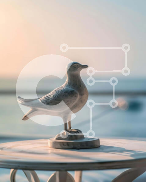 Intra Συλλεκτικό Ξύλινο Παζλ Plywood  4mm - Άγαλμα γλάρου σε υπαίθριο τραπέζι κοντά στον ωκεανό Σε Ξύλινο Κουτί - Διαστάσεις: 10x10 cm – 25 κομμάτια