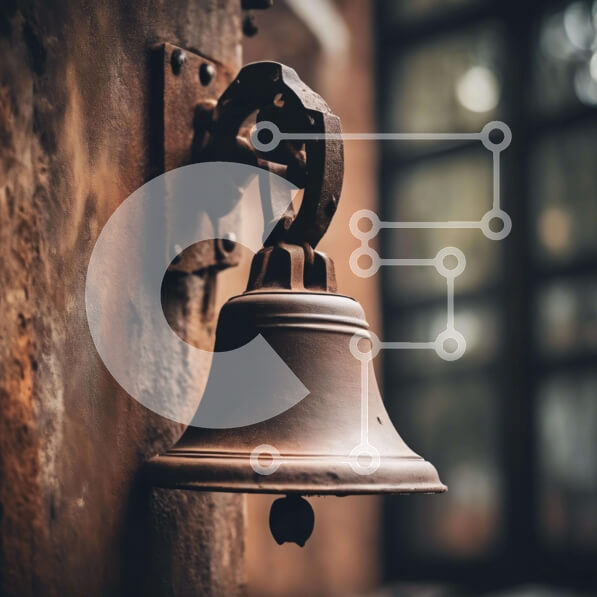 Intra Συλλεκτικό Ξύλινο Παζλ Plywood  4mm - Σκουριασμένο κουδούνι στην πλευρά του παλιού κτηρίου Σε Ξύλινο Κουτί - Διαστάσεις Puzzle: 10x10 cm – 25 κομμάτια