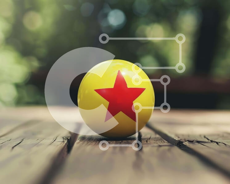 Intra Συλλεκτικό Ξύλινο Παζλ Plywood  4mm - Κίτρινη μπάλα με κόκκινο αστέρι σε ξύλινο τραπέζι Σε Ξύλινο Κουτί - Διαστάσεις Puzzle: 10x10 cm – 25 κομμάτια